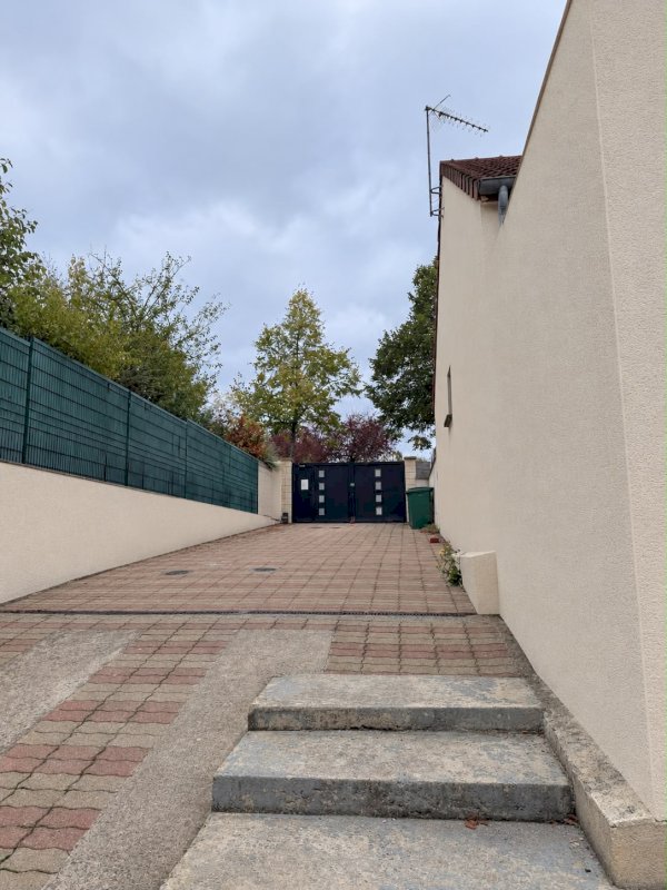 Grande maison de près de 200 m² avec entrée indépendante, sous-sol et dépendance - Photo 3 - Orléans