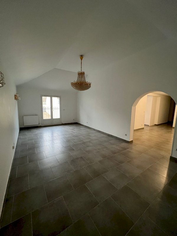 Grande maison de près de 200 m² avec entrée indépendante, sous-sol et dépendance - Photo 4 - Orléans