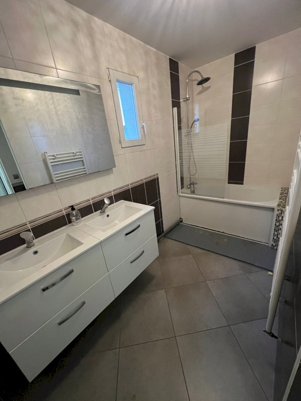 Grande maison de près de 200 m² avec entrée indépendante, sous-sol et dépendance - Photo 8 - Orléans