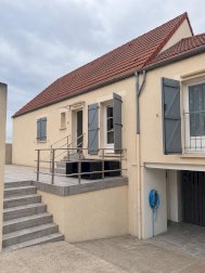 Grande maison de près de 200 m² avec entrée indépendante, sous-sol et dépendance - Orléans (45000)